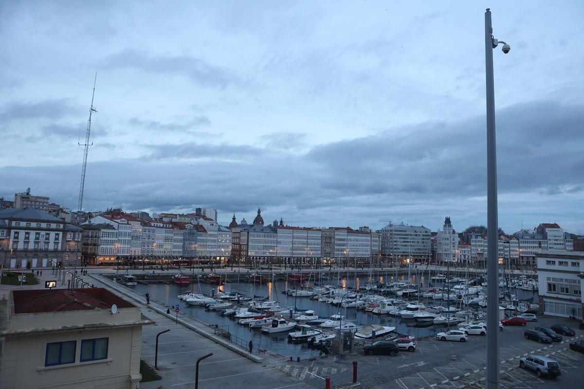 Vista de la marina en un día de cielos nublados.