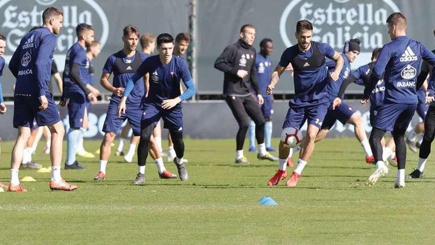 Los jugadores del Celta, durante el entrenamiento celebrado ayer a puerta abierta en A Madroa // Alba Villar