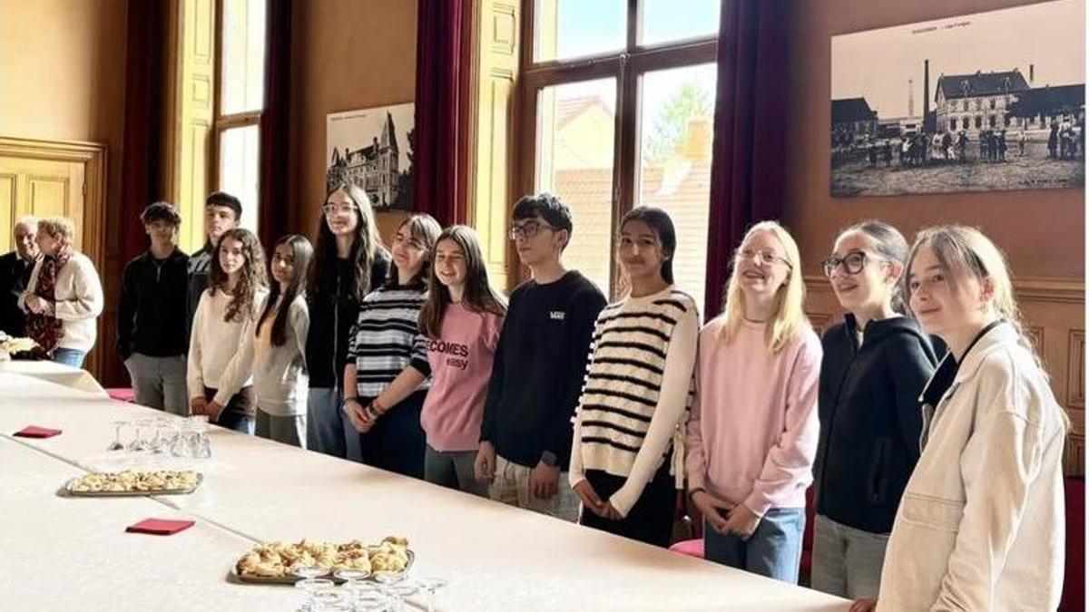 Estudiantes durante una recepción institucional en Francia.