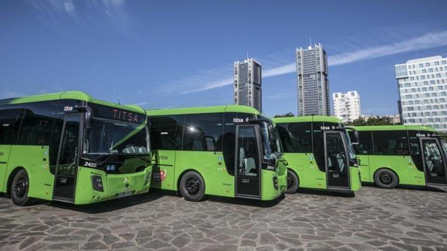 Guaguas de Titsa aparcadas en el Intercambiador de Santa Cruz de Tenerife.