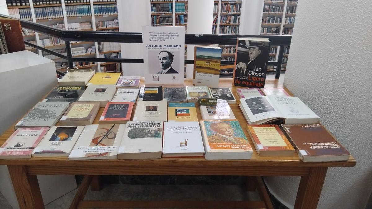 Obra y biografías de Antonio Machado expuestas en la Biblioteca Municipal de Ibiza, en Can Ventosa.