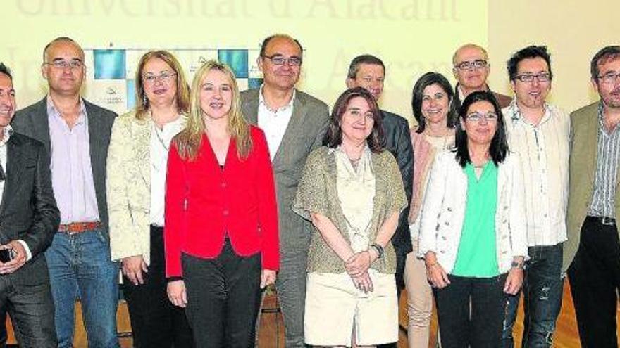 El rector, en el centro, posa con los nuevos vicerrectores y el gerente.