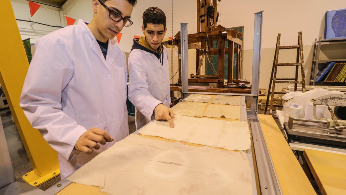 Dos alumnos de formación profesional dual textil del IES Cotes Baixes de Alcoy.