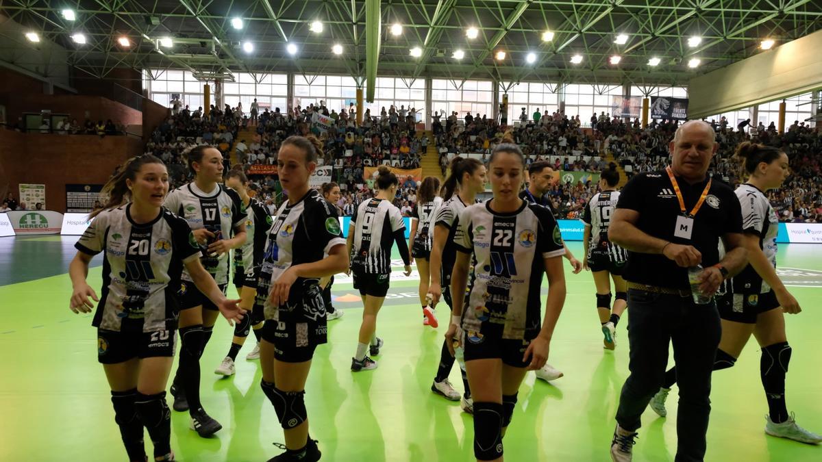 Las jugadoras del Costa del Sol, en el partido de la final de Liga en Carranque.