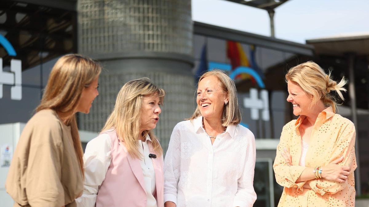 Ceila Fernández, Esther Llamazares, Pilar Fernández Pardo y Estefanía Rodríguez, este viernes, en el exterior del Hospital San Agustín.