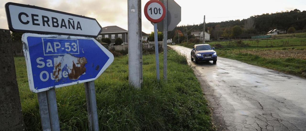 La salida de la autopista en Lamela, a través de una estrecha pista rural. |   // BERNABÉ/JAVIER LALÍN