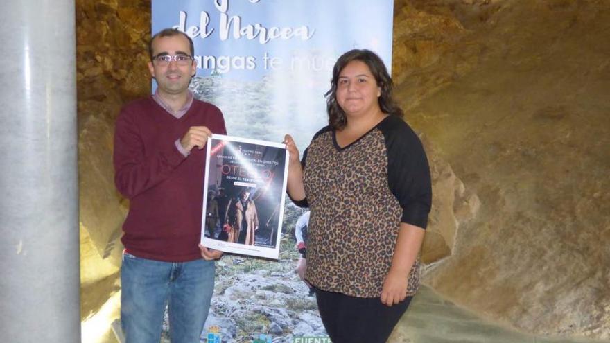 José Victor Rodríguez y Laura Álvarez con el cartel de la obra.