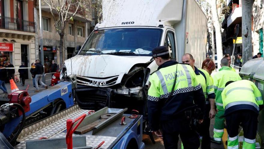 Un camión atropella de forma accidental a siete personas en Barcelona -  Levante-EMV