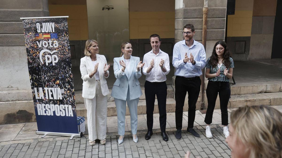 La presidenta del Govern, Marga Prohens, junto a la candidata a las europeas, Rosa Estaràs