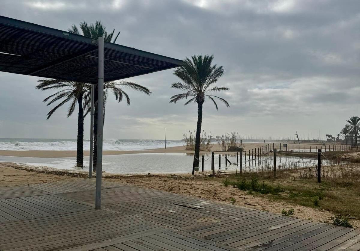 Destrozos en la playa del Varador de Mataró tras la 'llevantada' del pasado mes de enero