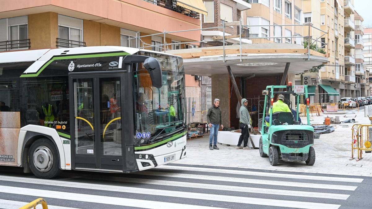 Un autobús pasa por delante del intercambiador
