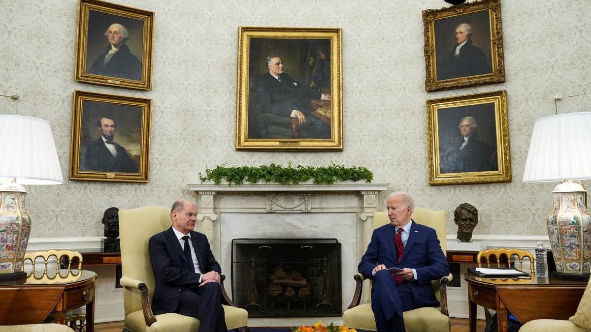 El canciller Olaf Scholz y el presidente de EEUU, Joe Biden, durante su encuentro en el Despacho Oval de la Casa Blanca, este viernes.