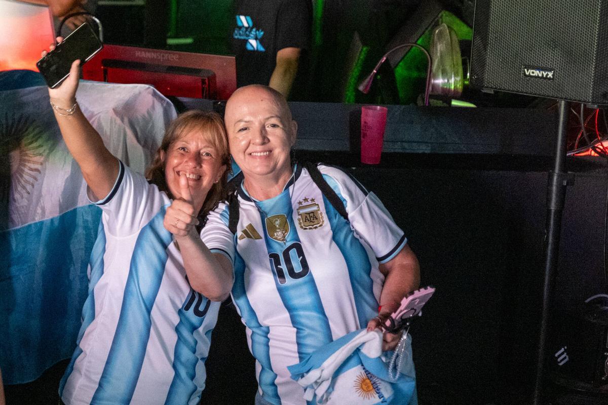 Aficionados de la selección Argentina se concentran en el Bar Lunita