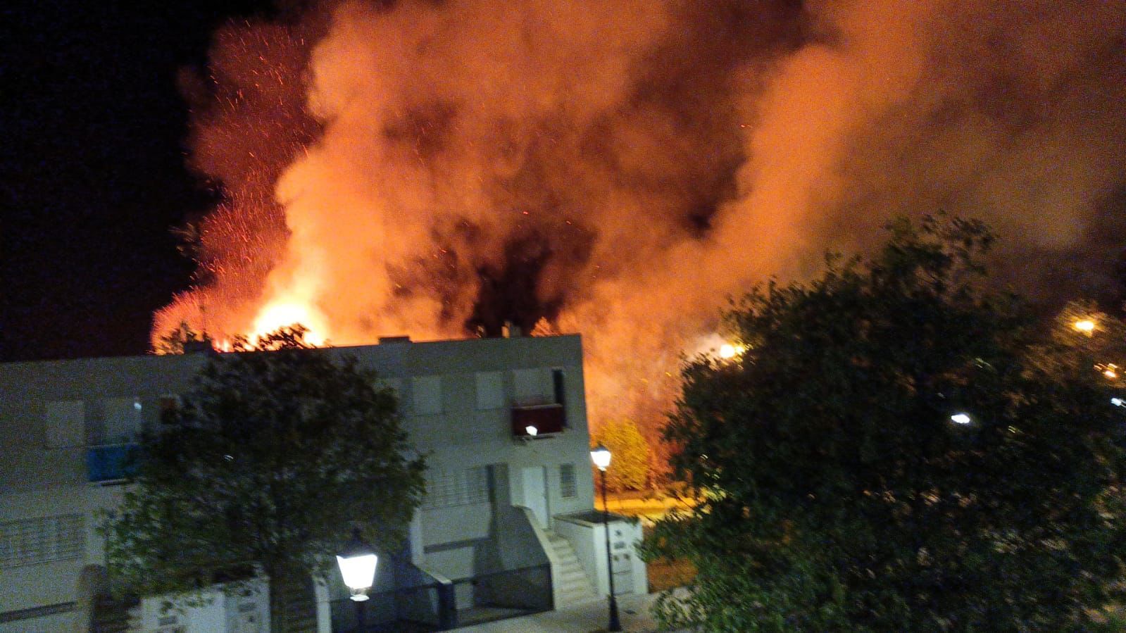 "Impresionante" incendio en Requena esta noche