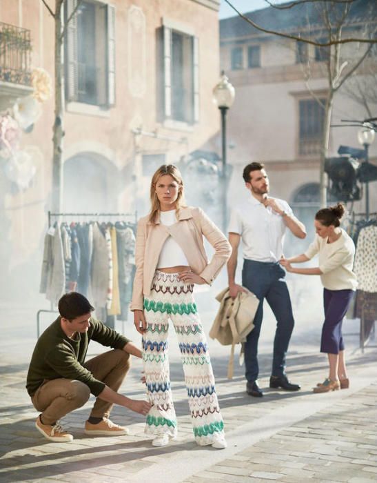 DAVID lleva una camisa de Façonnable y gabardina de Replay (todo en La Roca Village). Pantalón de Hackett, reloj de Aristocrazy, zapatos de Baldinini (La Roca Village y Las Rozas Village). La figurante lleva pantalón Comptoir de Cotonniers (La Roca Village). El jersey es de Liu·Jo y Hoss, los zapatos de Lottusse (La Roca Village y Las Rozas Village)LINA lleva pantalón de Missoni y chaqueta de Karen Millen (La Roca Village y Las Rozas Village). Top de Pinko y zapatillas de Puma (La Roca Village). El figurante lleva jersey y pantalón de Adolfo Domínguez y zapatillas de Vans (La Roca Village y Las Rozas Village). Camiseta de Zadig&Voltaire, en La Roca Village