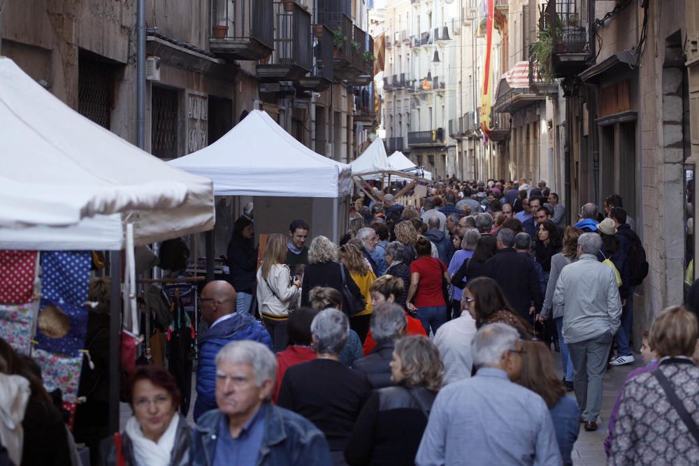 Milers de persones omplen Girona per Tots Sants