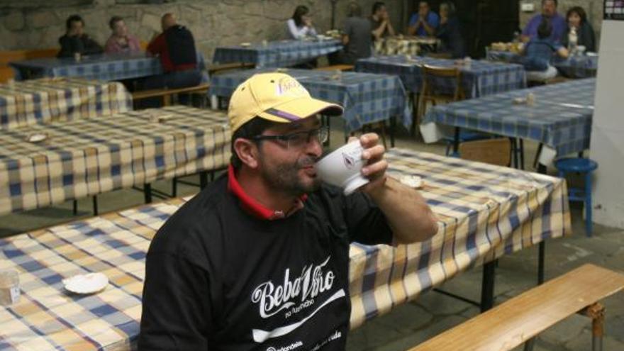 Una persona disfruta de un vino en un furancho de Redondela. / FdV