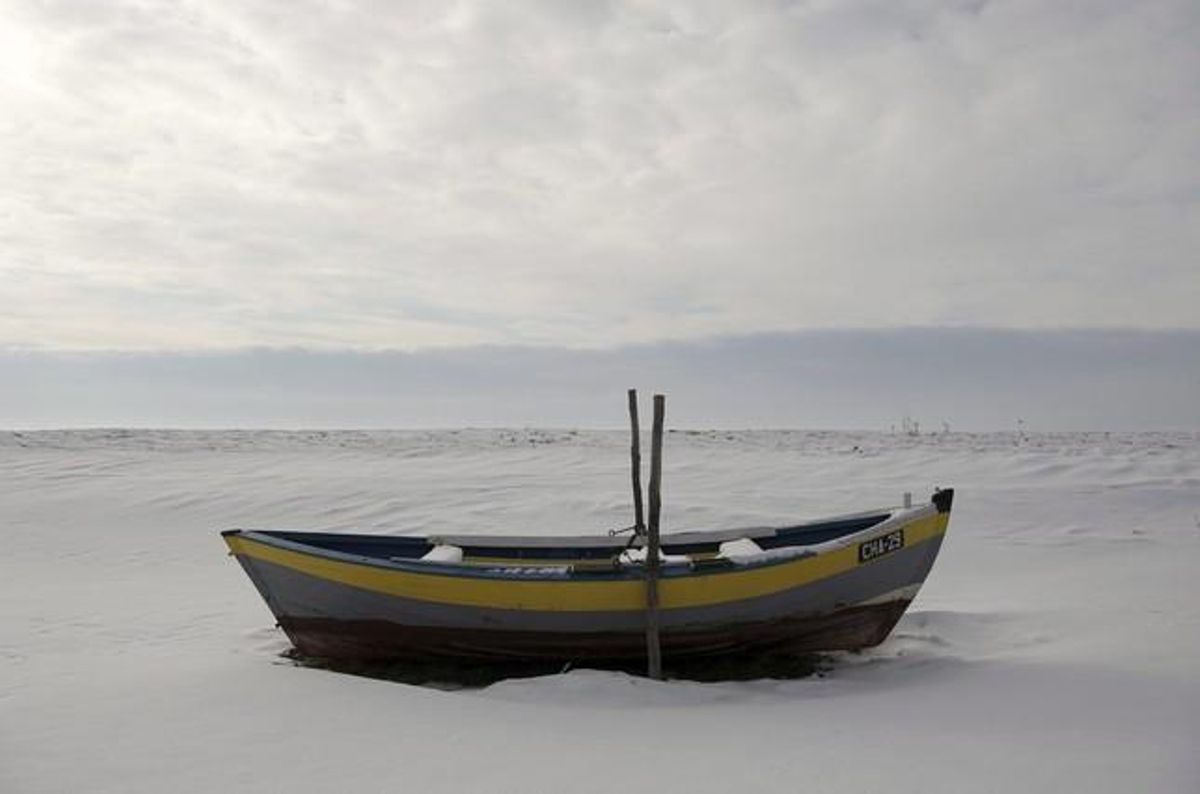 Una barca atrapada a la neu i el gel a la badia de Gdansk, a la localitat de Puck, Polònia. El Ministeri de l’Interior de Polònia ha informat de sis morts més al país a causa de l’onada de fred.