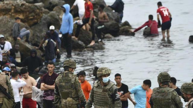 Militars espanyols vigilen migrants a Ceuta en la crisi del 2021. | ANTONIO SEMPERE / EUROPA PRESS