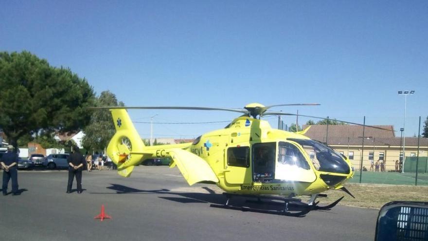 Helicóptero medicalizado en las inmediaciones de la piscina de Morales del Vino.