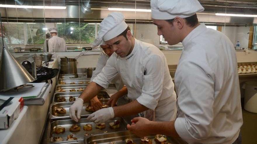 Estudiantes del CIFP Carlos Oroza en la cocina del centro. // Rafa Vázquez