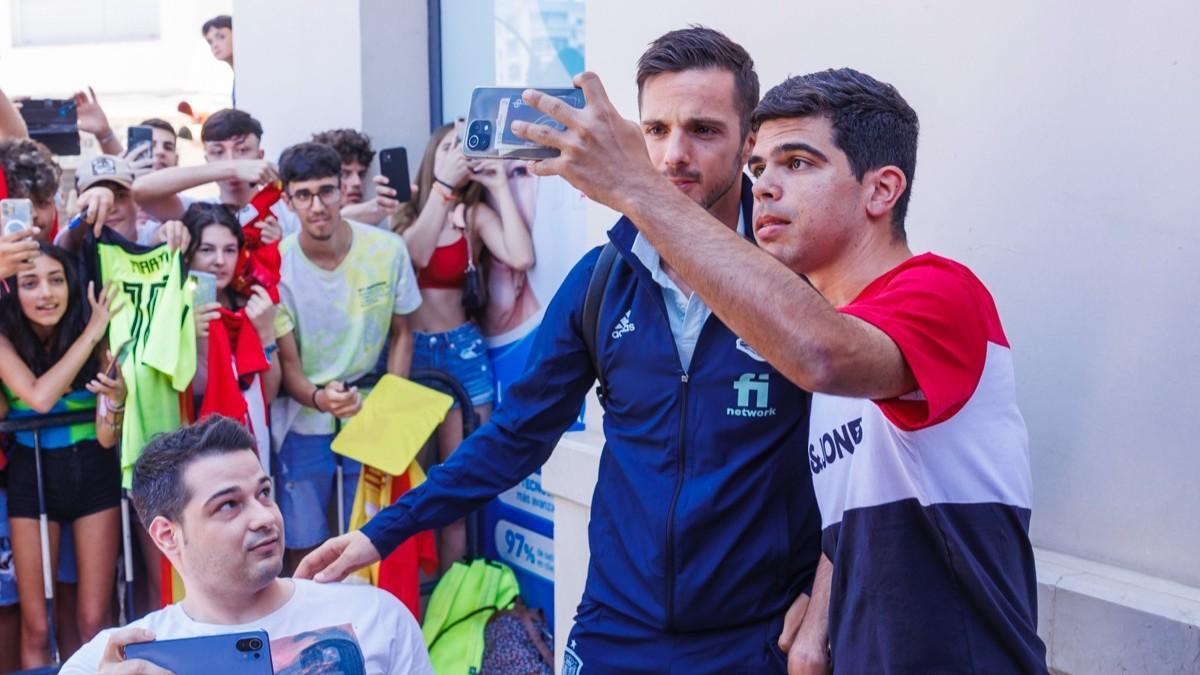 Pablo Sarabia atiende a unos aficionados