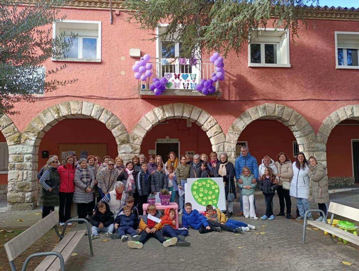 Grandes y pequeños participaron en los actos en Santa Anastasia.  |