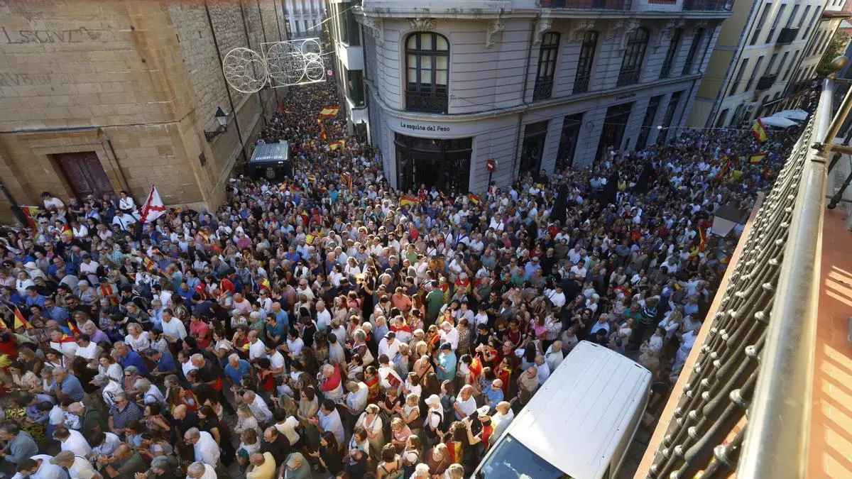 Oviedo muestra su apoyo a Ceuta con una multitudinaria concentración que colapsó el entorno del Ayuntamiento