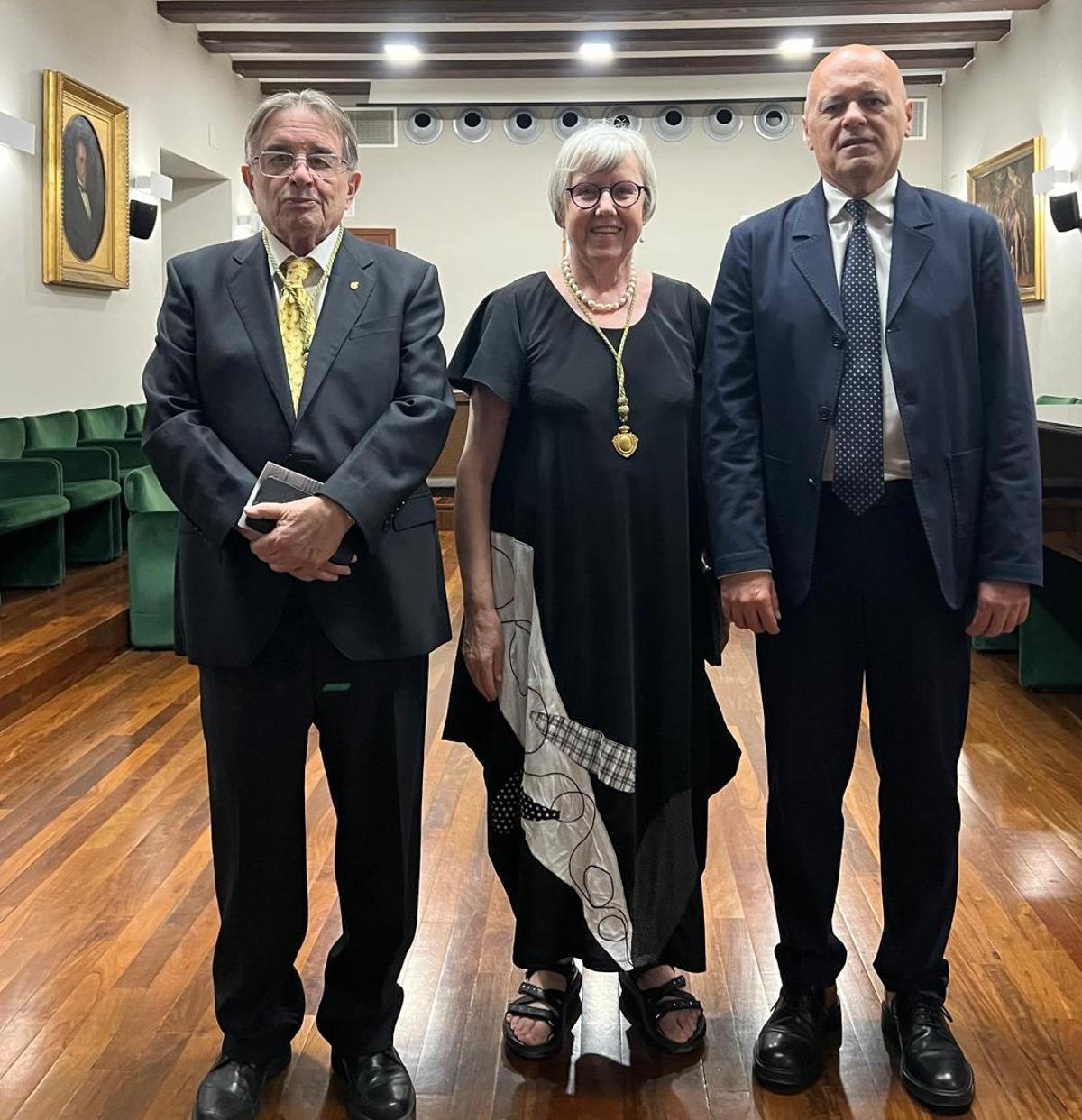 El presidente Manuel Muñoz y la vicepresidenta Pilar Roig de San Carlos con Joan-Carles Martí