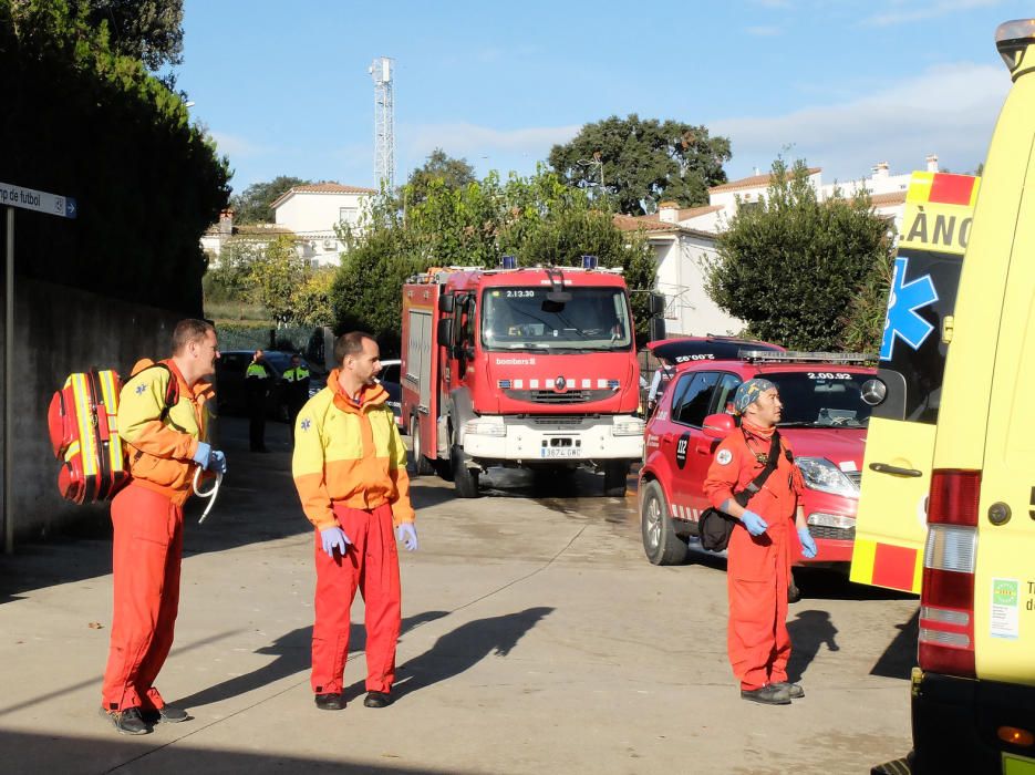 Els serveis d'emergències tenen acordonada la casa incendiada