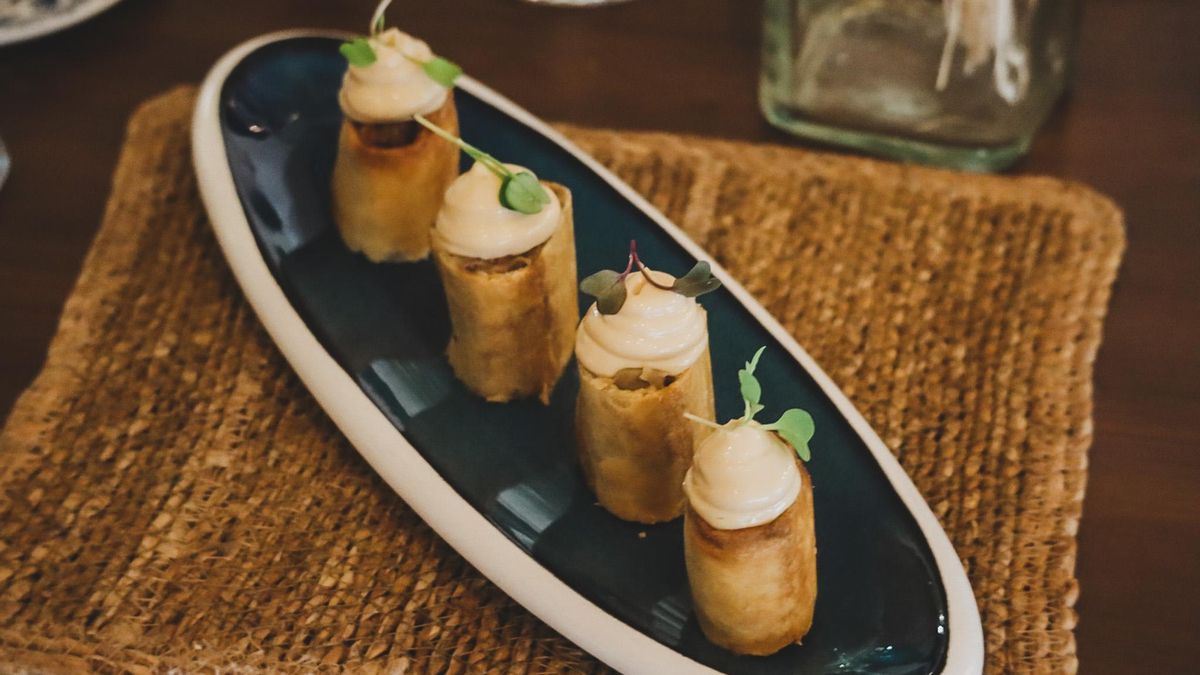 El Fulano, un rollito crujiente de pato confitado, es uno de los platos más característicos de Bendita Katalina