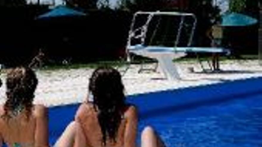 Cruz Roja oferta a los vecinos socorristas para las piscinas