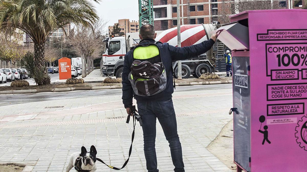 El Ayuntamiento de Alicante retirará todos los contenedores, salvo los de Proyecto Lázaro, que estén en terreno municipal.