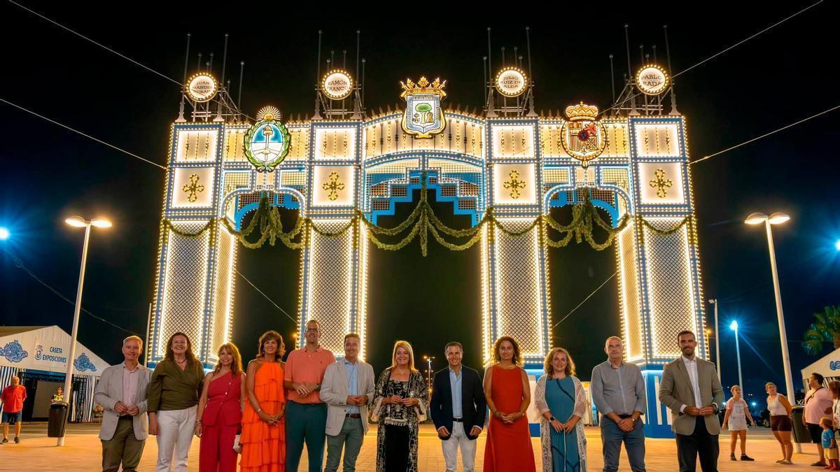 Portada iluminada de las Colombinas 2026 en la prueba del alumbrado el día antes de su comienzo.