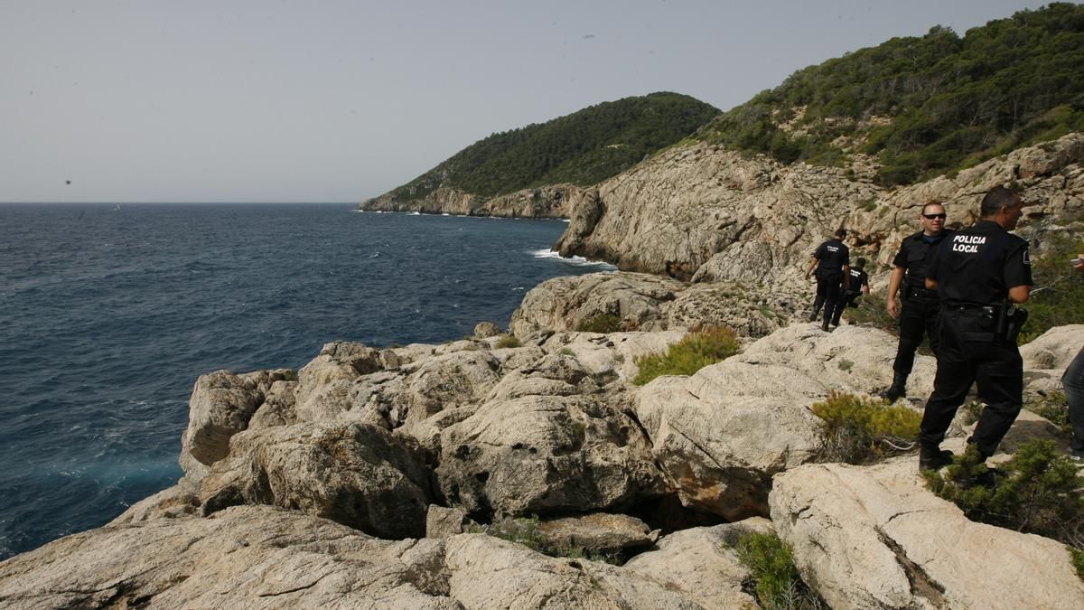 Imagen de archivo de agentes locales en el barranco de Cala Blanca.