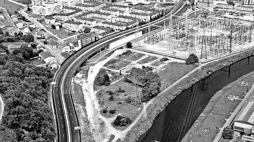 Vista aérea del solar del antiguo barrio del Pilar, junto al río Nalón, donde se construirá un complejo deportivo.