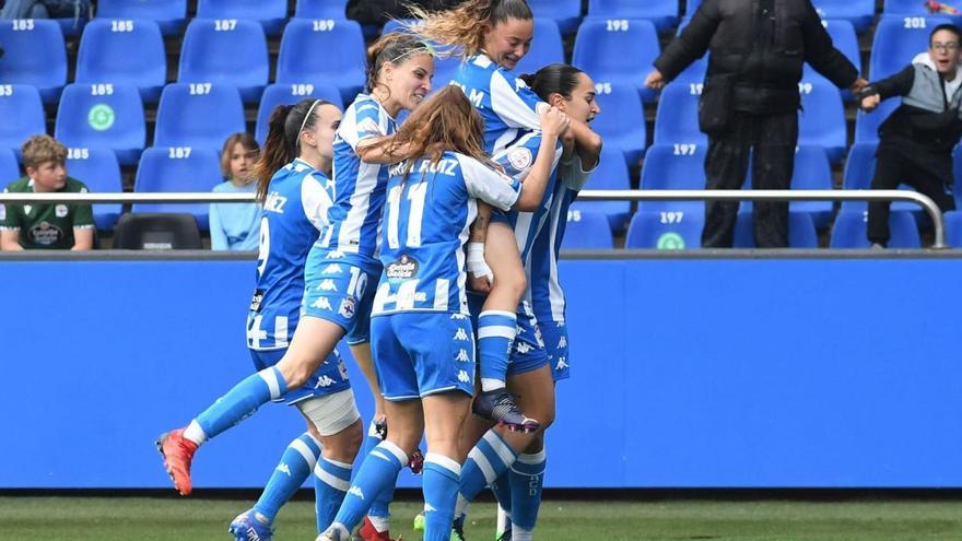 Las jugadoras del Dépor Abanca celebran el gol de Inés Altamira en su último partido oficial, el play out ante Tenerife de 2022. |  // CARLOS PARDELLAS