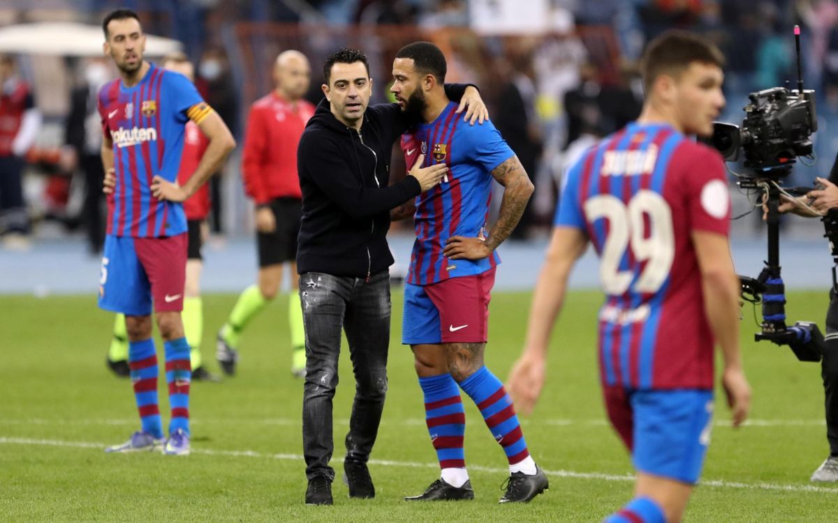 Xavi consuela a Memphis tras la eliminación del Barça de la Supercopa de España ante el Madrid.