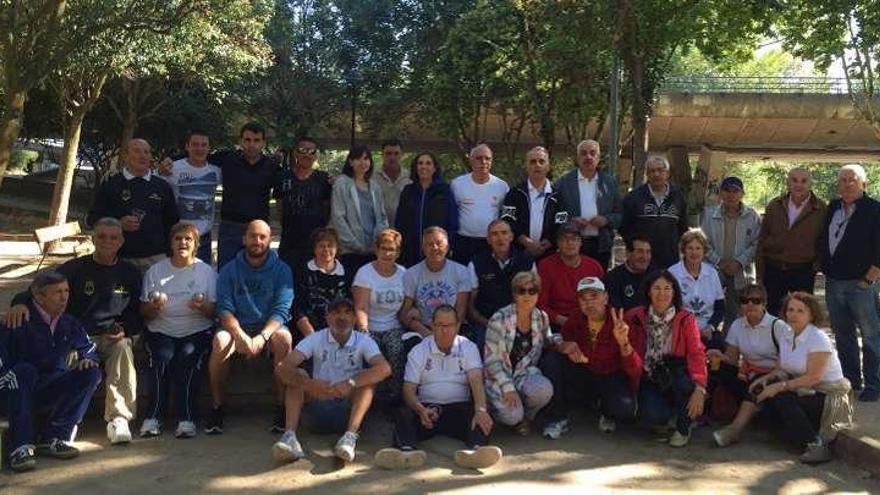 Foto de famiia de la jornada celebrada en Los Tres Árboles.