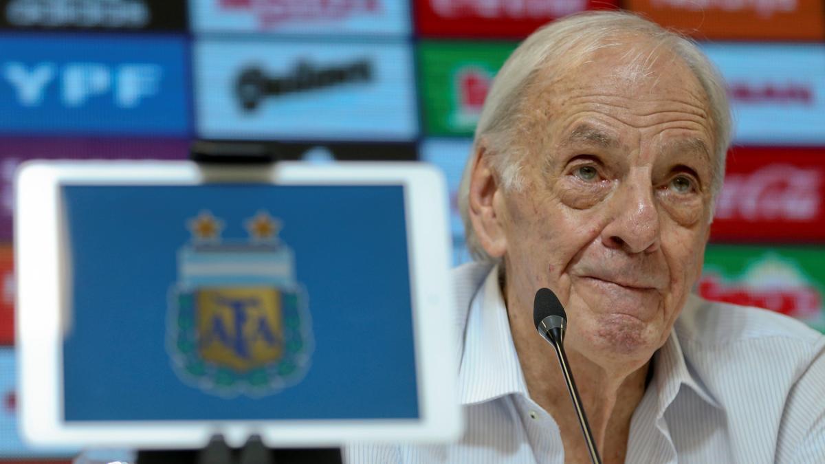 El 'Flaco' Menotti recibe el alta médica tras once días hospitalizado en Argentina