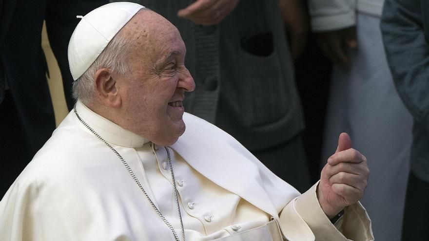 El Obelisco de Buenos Aires muestra un mensaje de apoyo al papa: &quot;Francisco, la ciudad reza por vos&quot;