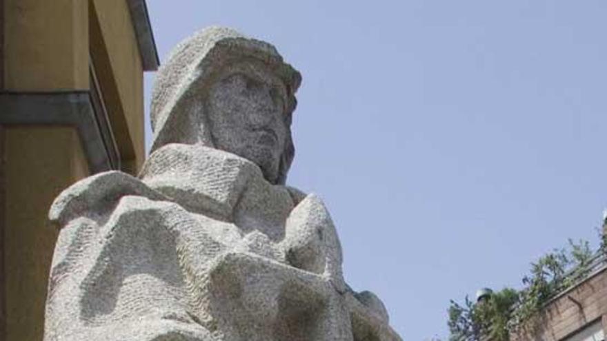 La estatua dedicada al teniente coronel Teijeiro, obra de Francisco Asorey.