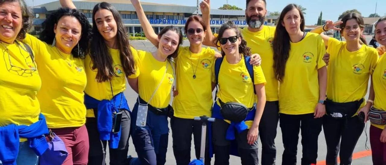 A la izquierda, el grupo de voluntarios de Furgoneta Solidaria, a su llegada al país.