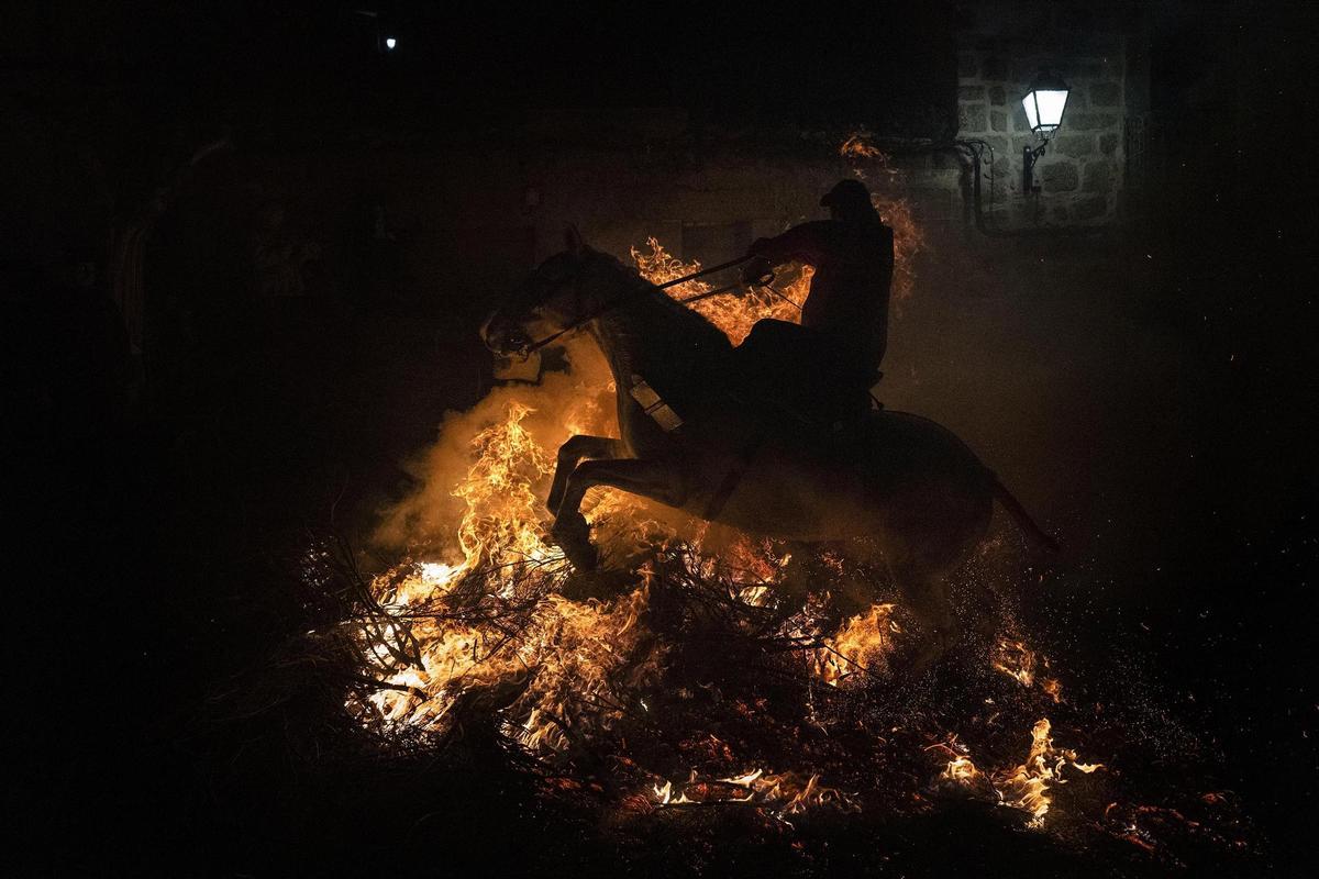 Luminarias incendia el pequeño pueblo de San Bartolomé de Pinares