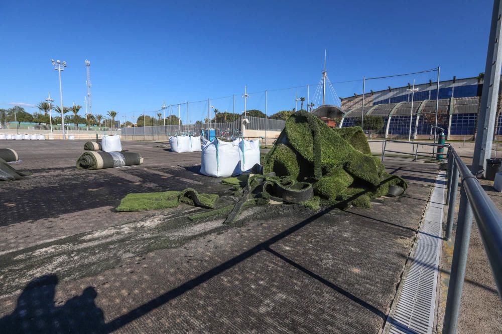 El césped artificial de los campos de fútbol de la Ciudad Deportiva se está sustituyendo en estos momentos. Más adelante se renovará la pista de atletismo. Las obras van a durar 4 meses y cuestan 650.