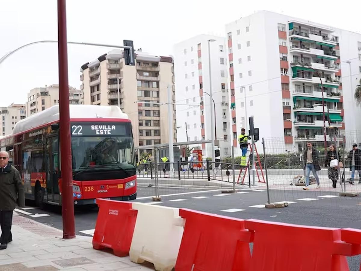 La línea de autobús 22 de Tussam en dirección a Sevilla Este