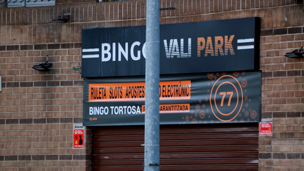 Cartell del bingo de la plaça Corona d&#039;Aragó de Tortosa on s&#039;ha produït l&#039;atracament mortal