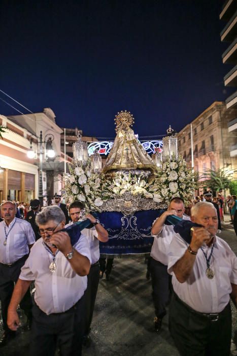 Los Armaos guían en Orihuela a la Virgen de Monserrate