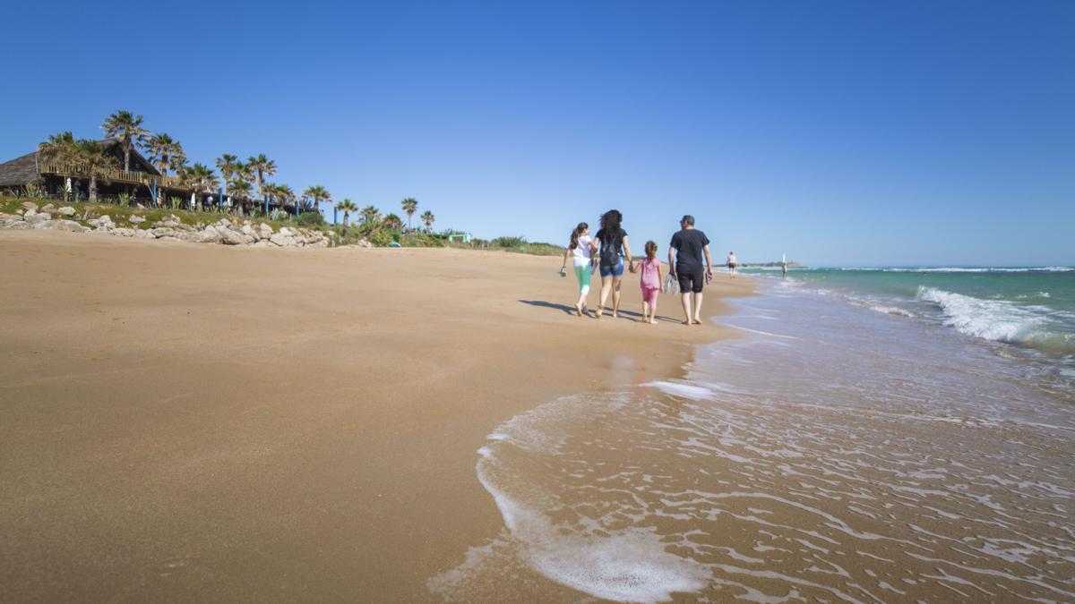 Las playas de Andalucía son el lugar ideal para unas merecidas vacaciones en familia y al que todo el mundo quiere regresar.