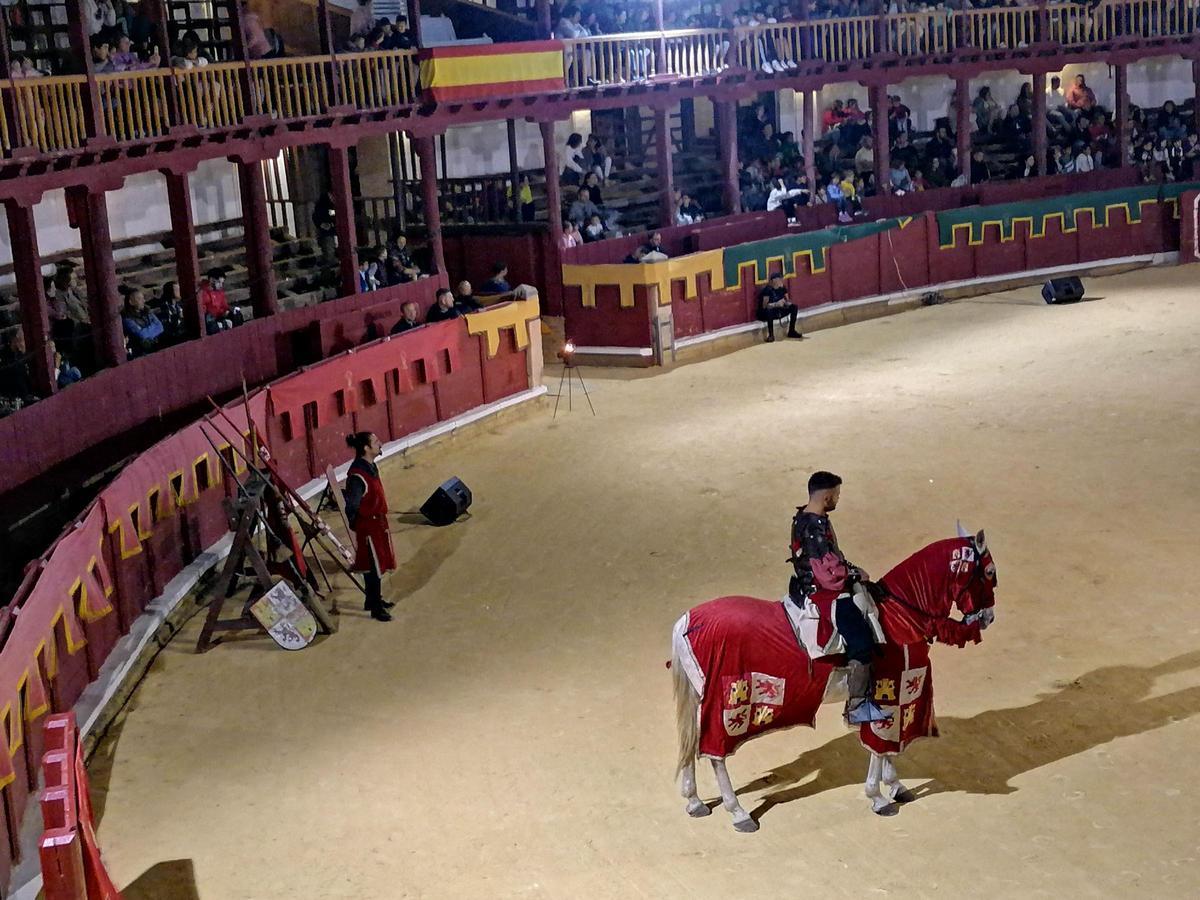 Uno de los caballeros se prepara para superar una de las pruebas del torneo.